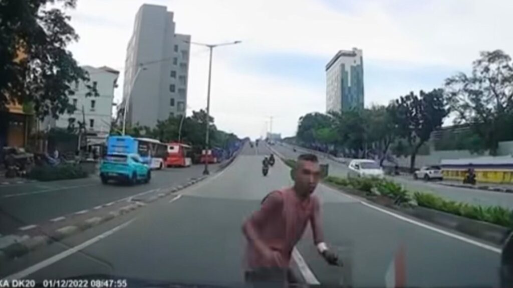 The current image has no alternative text. The file name is: Pria-di-Tanah-Abang-Diduga-Sengaja-Menabrakkan-Diri-ke-Mobil-Polisi-Turun-Tangan.jpg